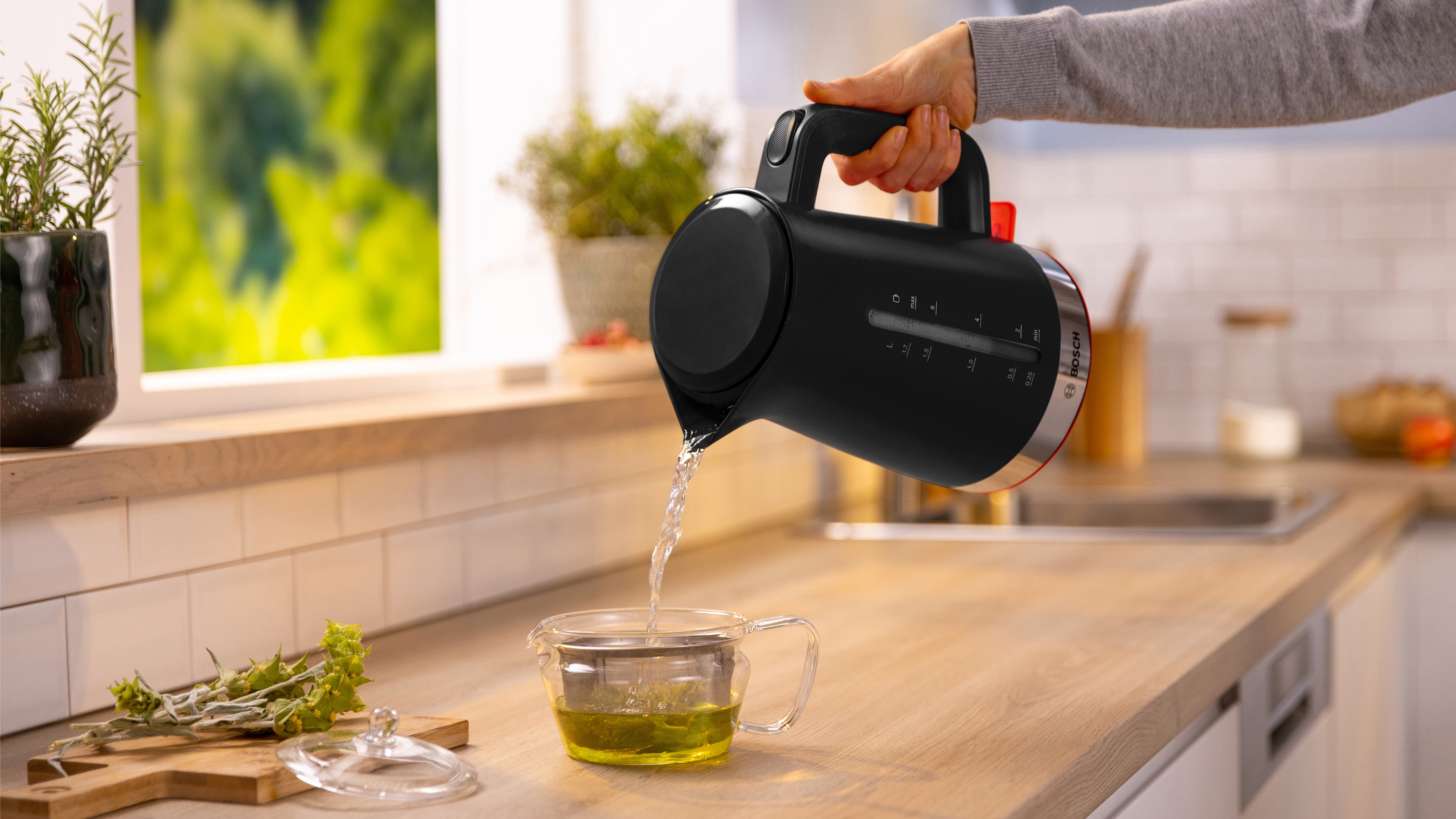 Kuvalo za vodu MyMoment Serija 4 1.7 l crna TWK4M223