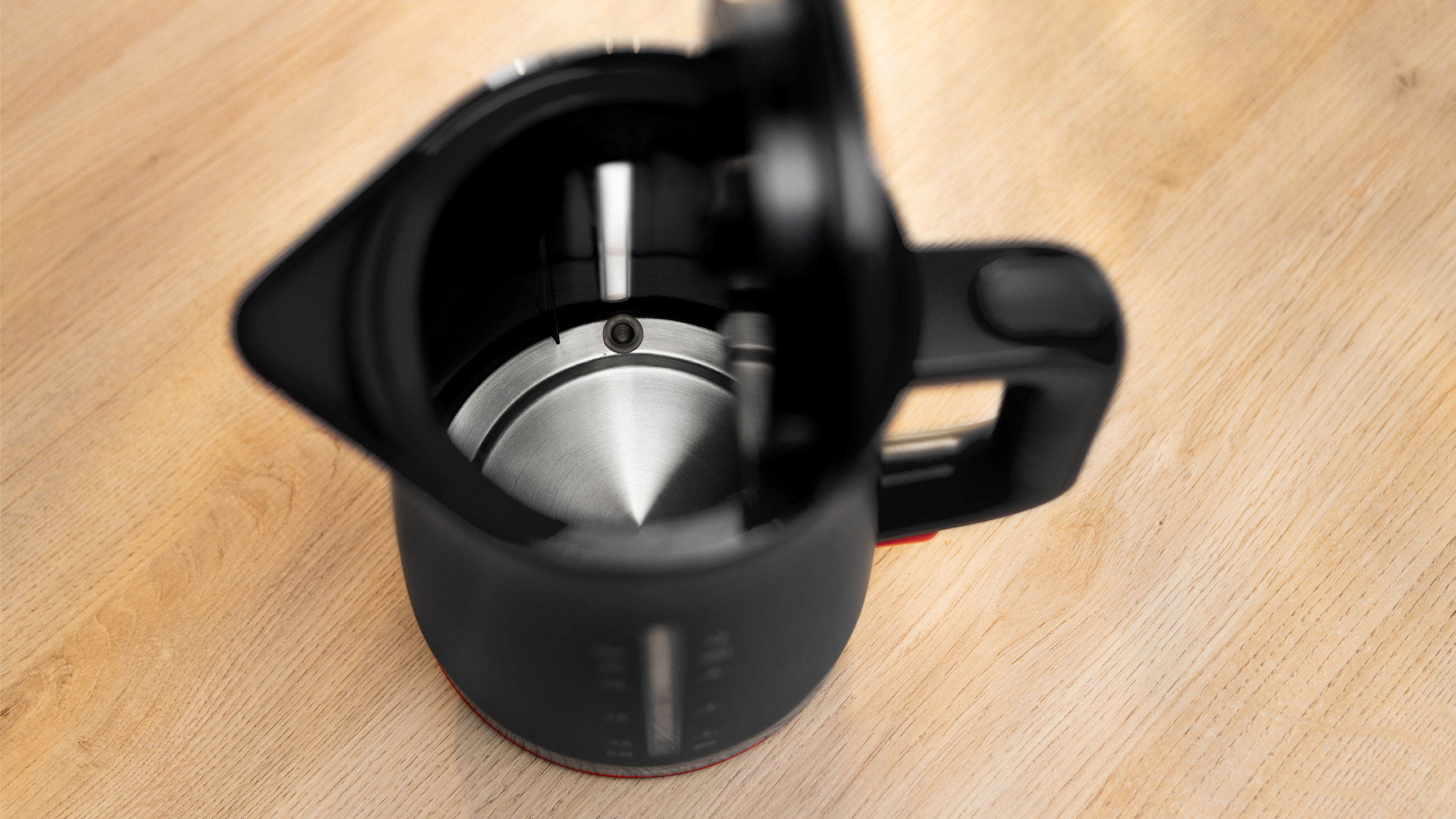 Kuvalo za vodu MyMoment Serija 4 1.7 l crna TWK4M223