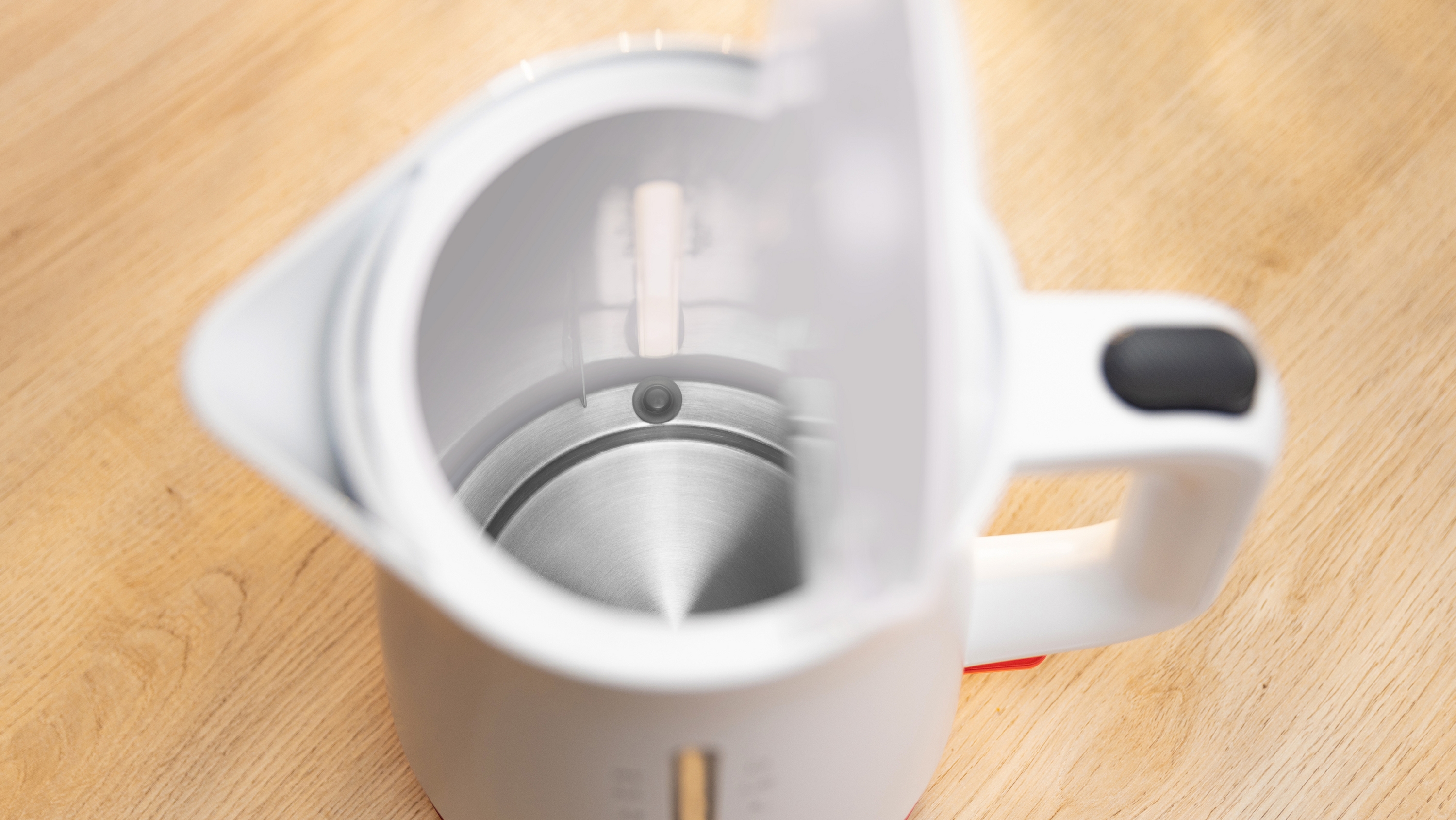 Kuvalo za vodu MyMoment Serija 4 1.7 l bela TWK4M221