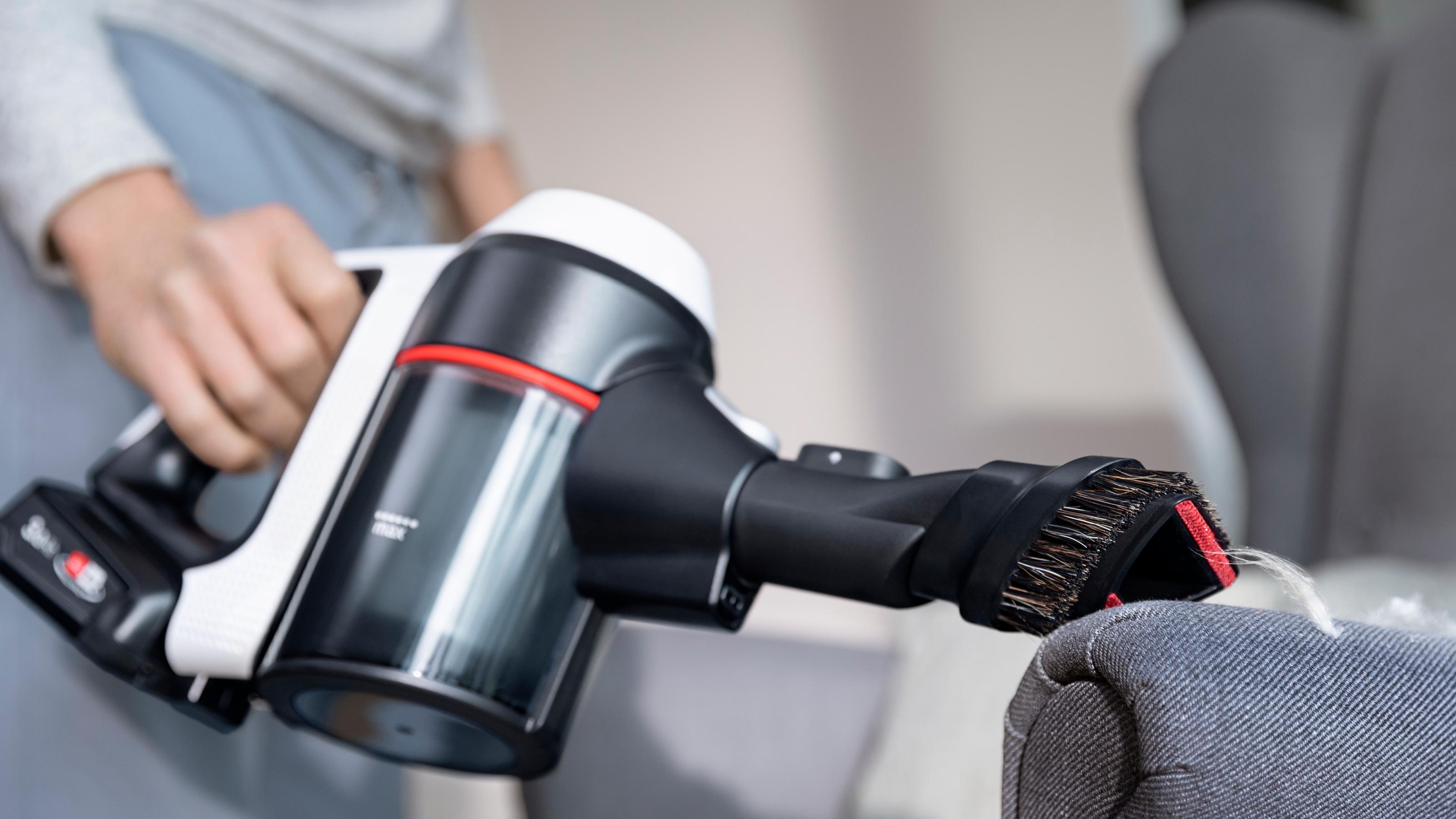 Štapni usisivač na baterije Unlimited 7 BBS711W