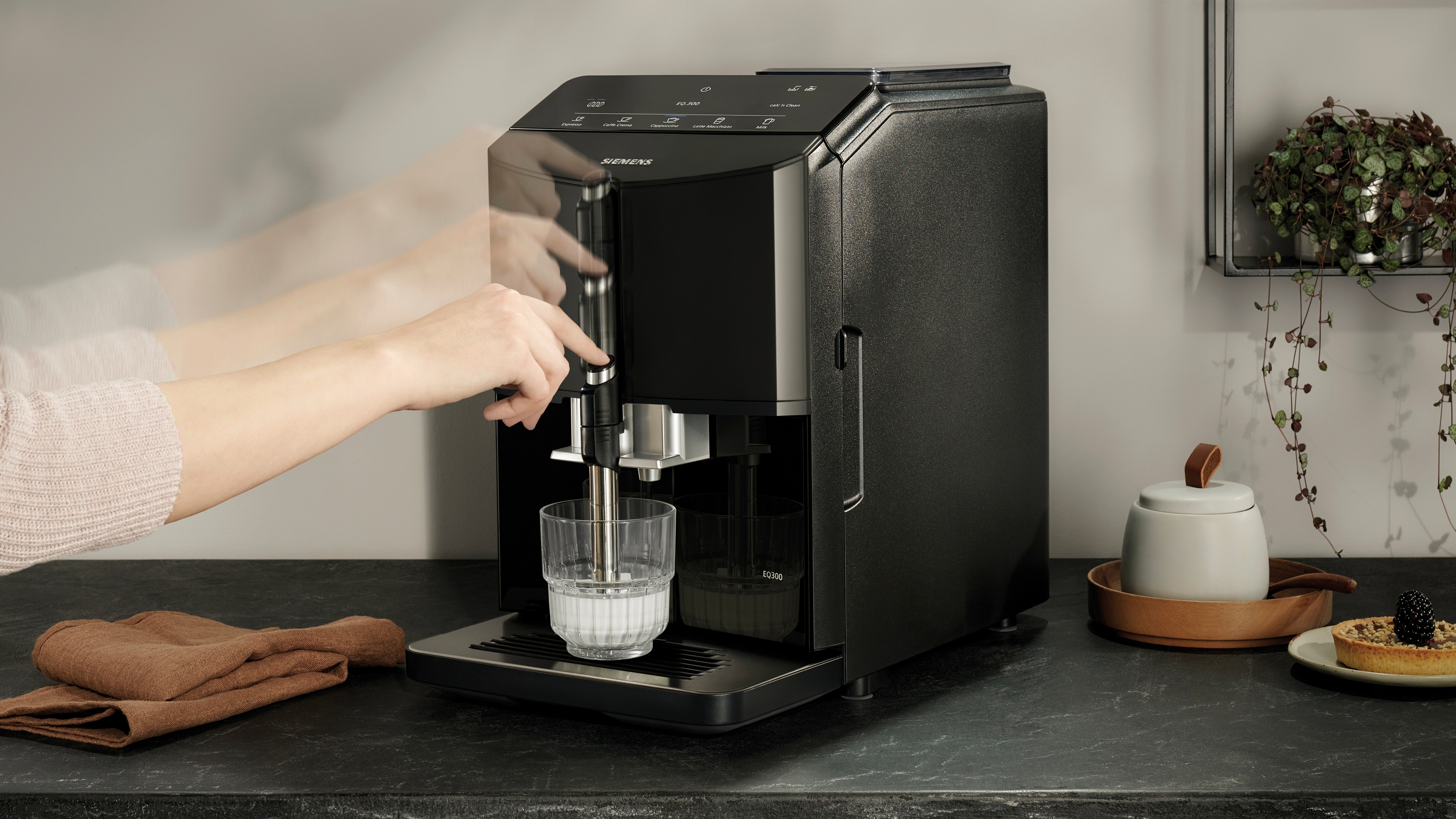 Aparat za espresso kafu EQ300 Siemens automatski u crnoj boji TF301E09