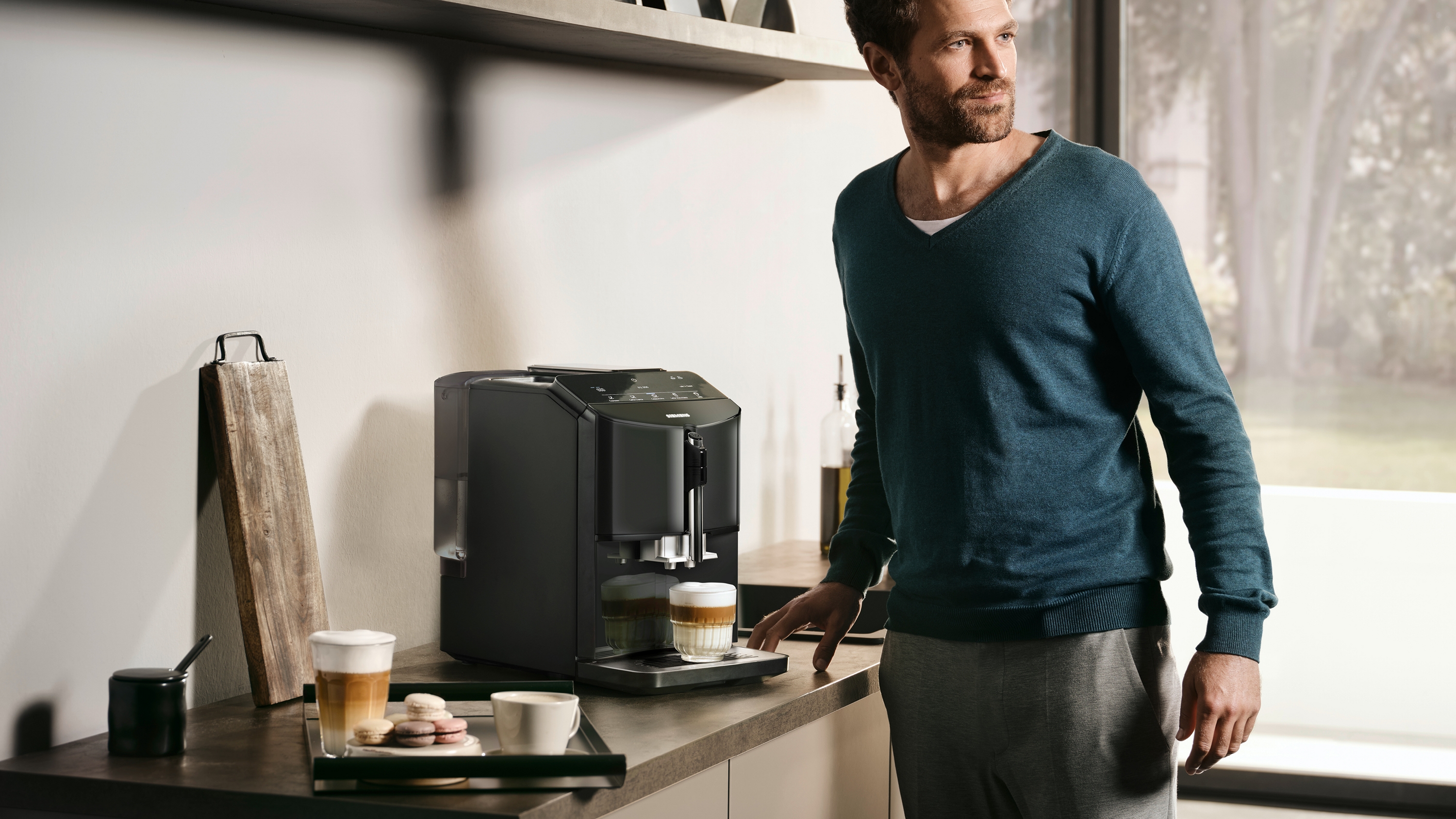 Aparat za espresso kafu EQ300 Siemens automatski u crnoj boji TF301E09