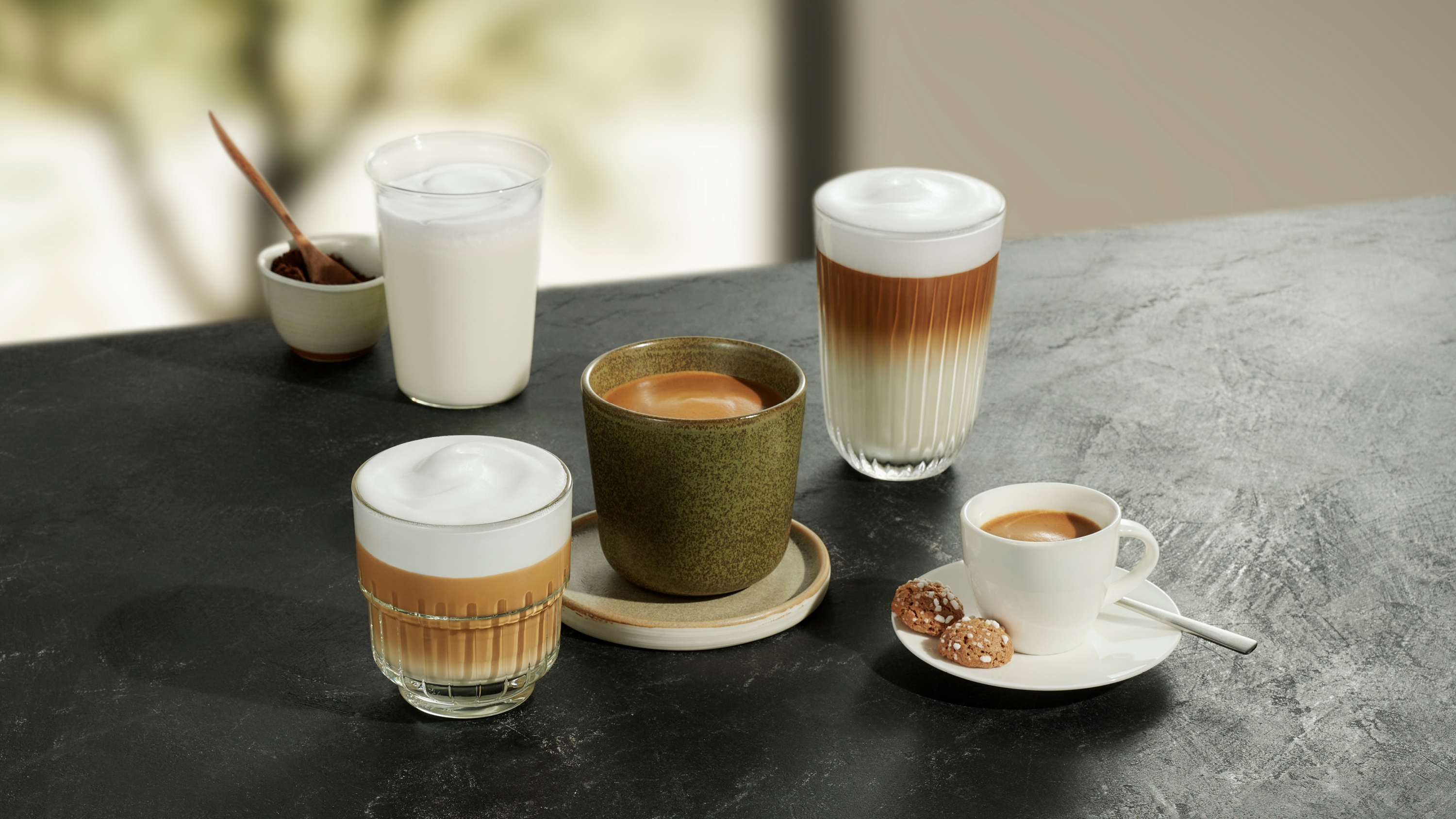 Aparat za espresso kafu EQ300 Siemens automatski u crnoj boji TF301E09
